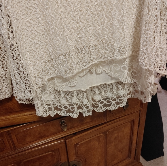 Gorgeous Italian lace top - Picture 3 of 7